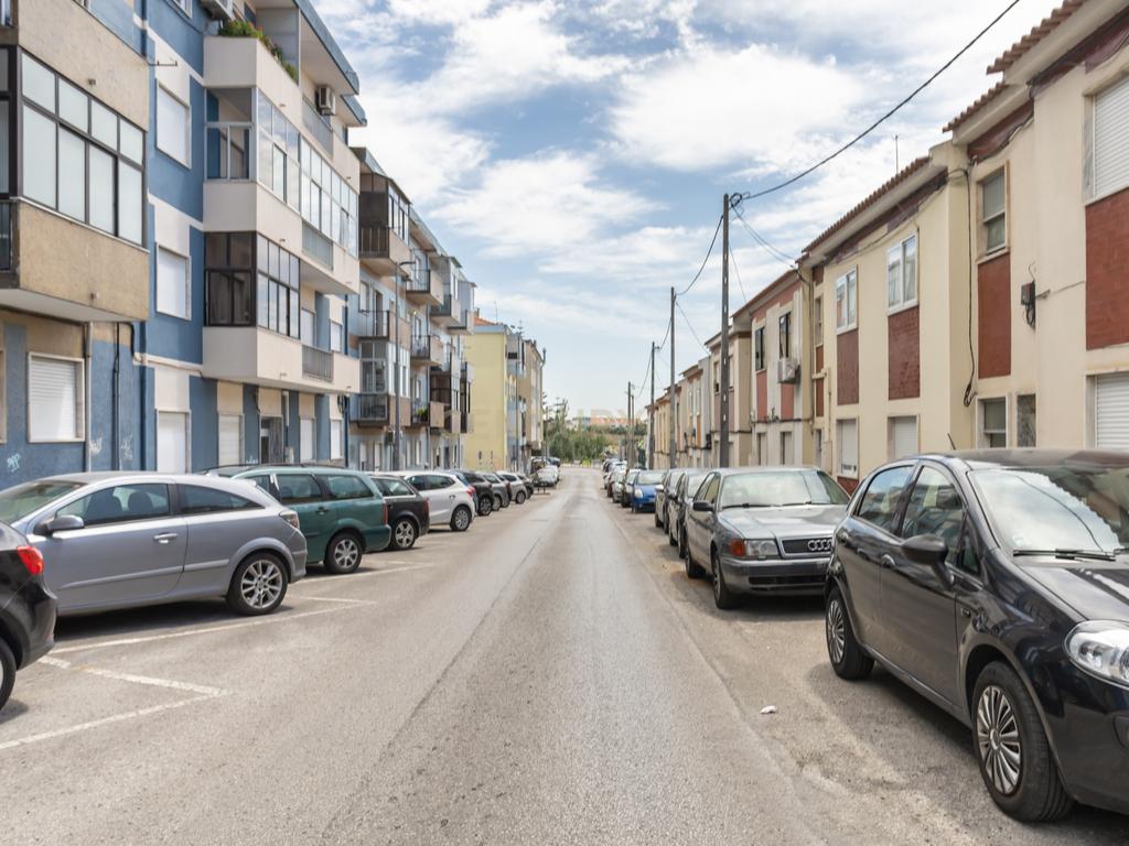 Apartamento T3 mais sótao, num 1 andar em Amora - Seixal - Image 3