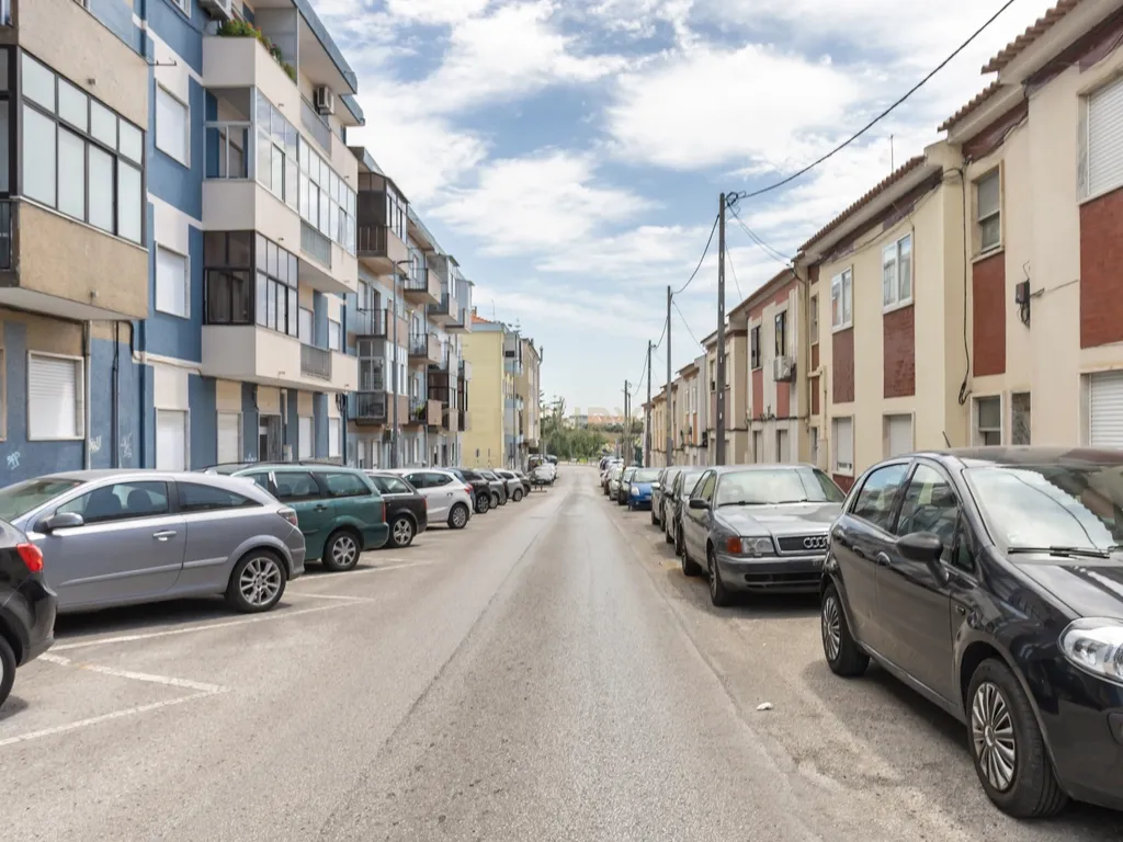 Apartamento T3 mais sótao, num 1 andar em Amora - Seixal - Image 3