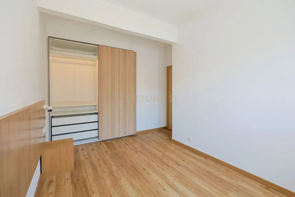 Fotografia 9 de Apartamento Renovado em Almada com Luz Natural e Acesso Fácil