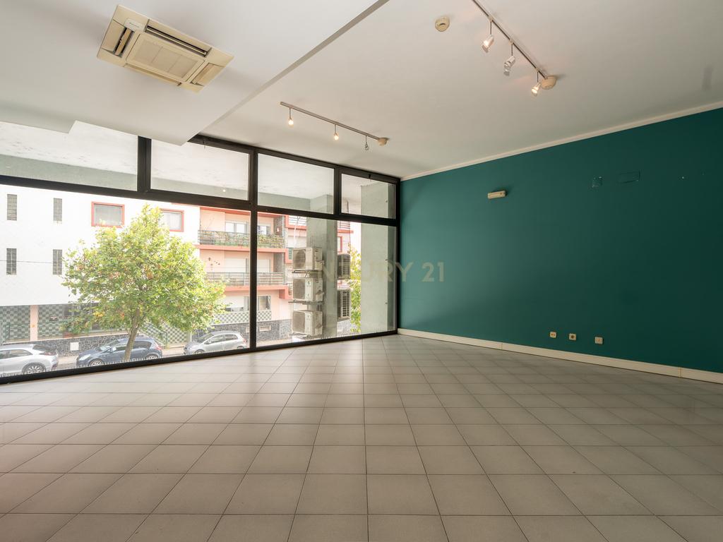 **Fantástica loja de dois pisos em Linda a Velha** - Image 17