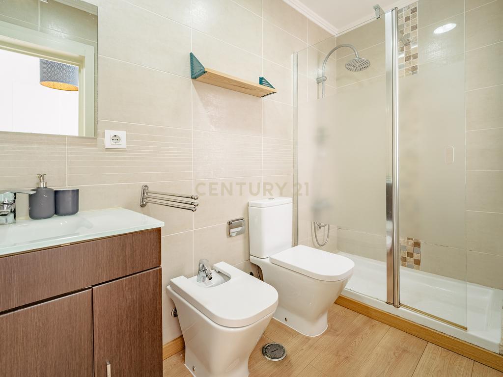 Apartamento T1+1 renovado e com espaço exterior, no Areeiro - Image 13
