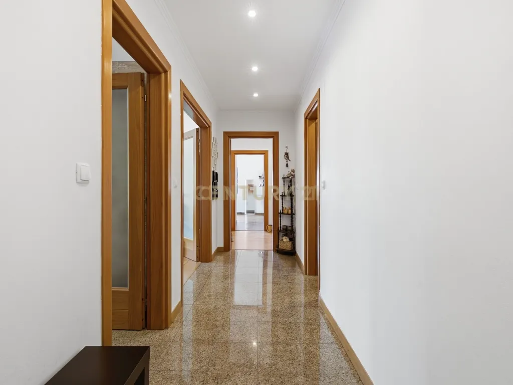 Elegante Apartamento T3 no Estoril com Box Fechada para 3 carros a poucos metros da praia - Image 15