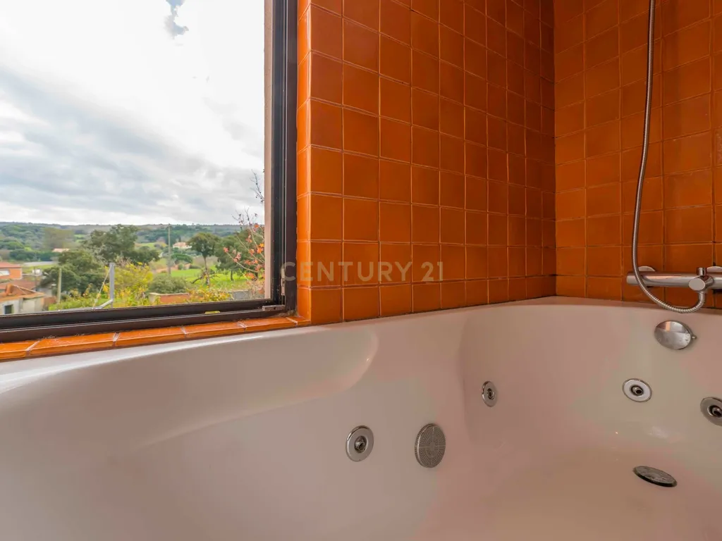 Moradia T5 Isolada, com Dois Pisos, Elevador e Terraço, com 800m2 de Terreno , na Quinta do Anjo, Palmela - Image 21
