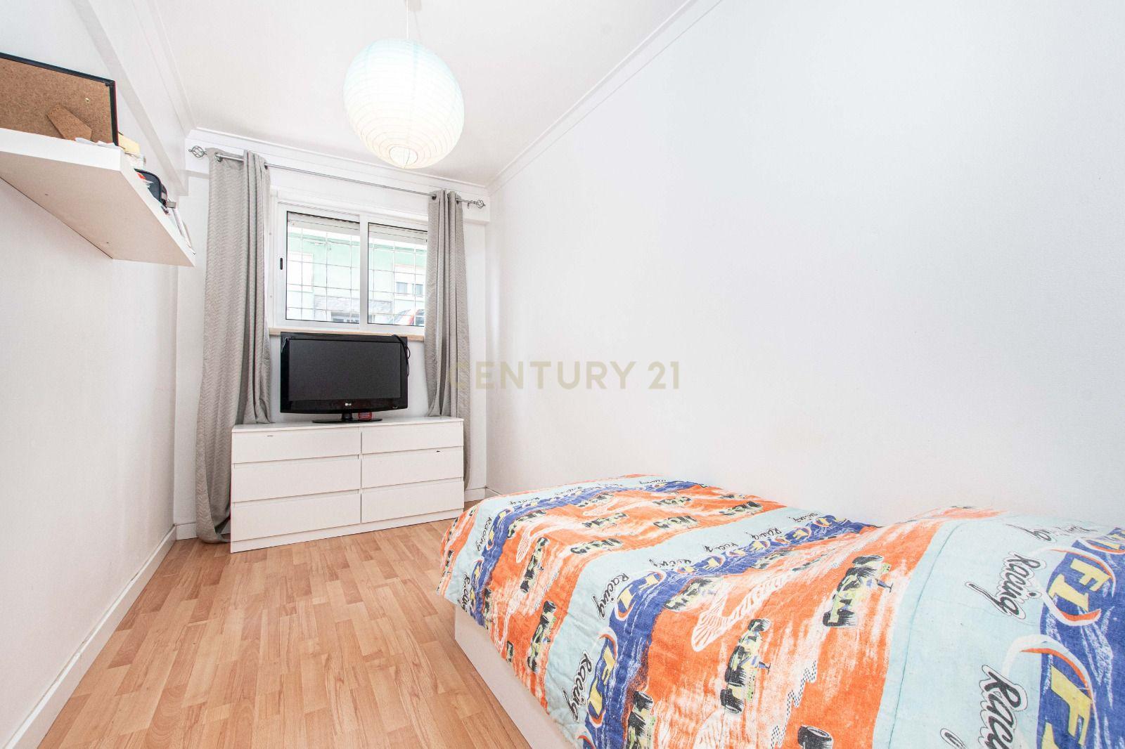 Apartamento T2/cave em Sintra: Conforto e Acessibilidade  - Image 13