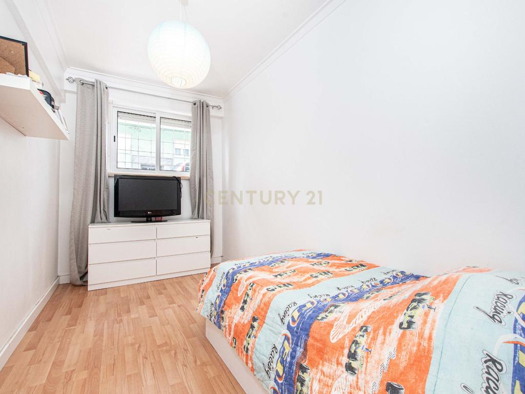 Apartamento T2/cave em Sintra: Conforto e Acessibilidade  - Image 13