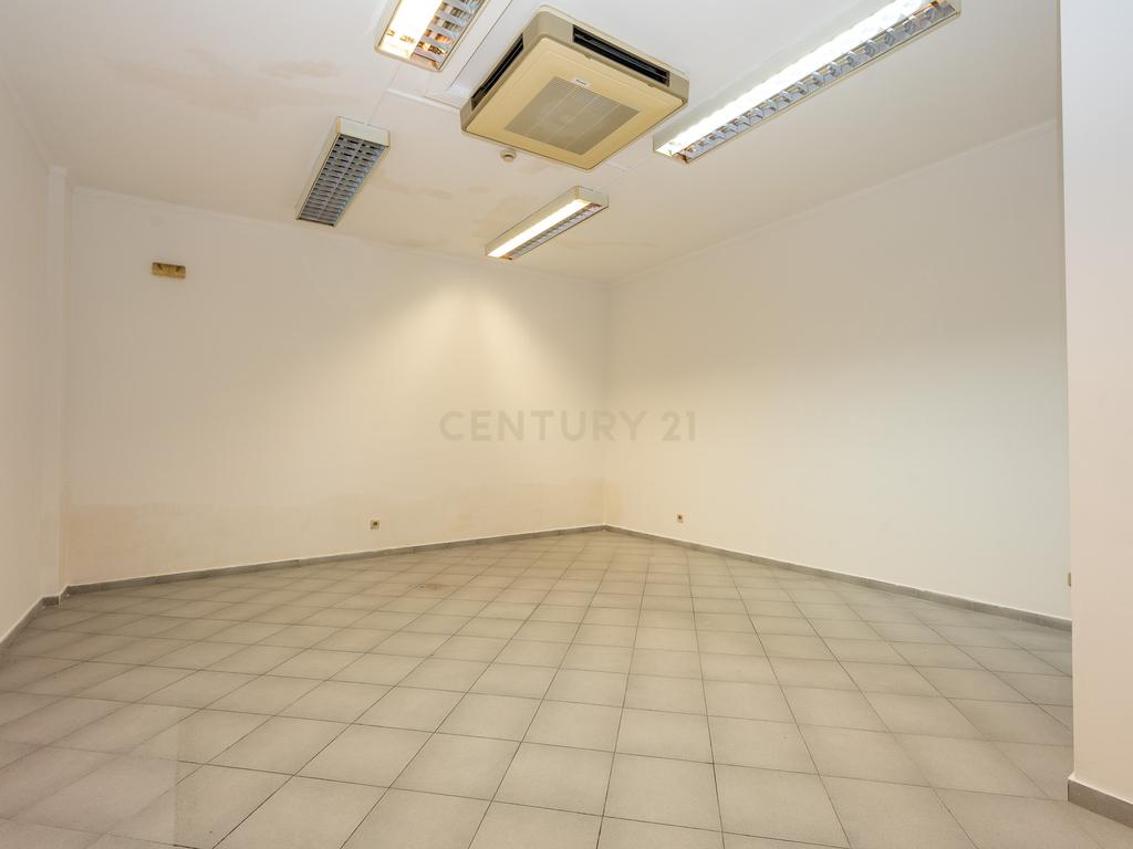 **Fantástica loja de dois pisos em Linda a Velha** - Image 23