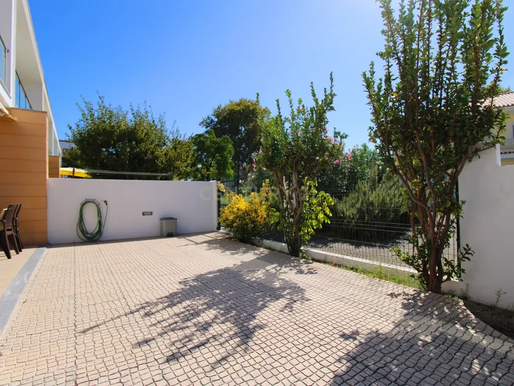 Moradia Contemporânea V3+1 Seixal - Image 10