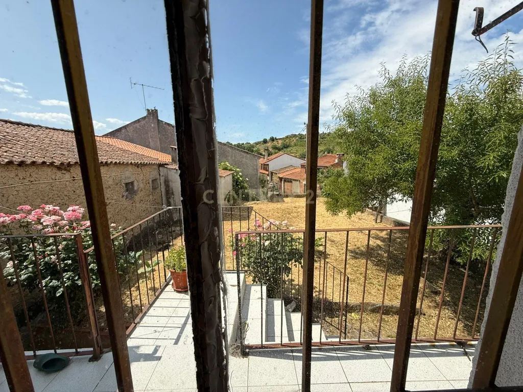 Casa T4 com Jardim e Adega em Vimioso - 53.000€ - Image 24