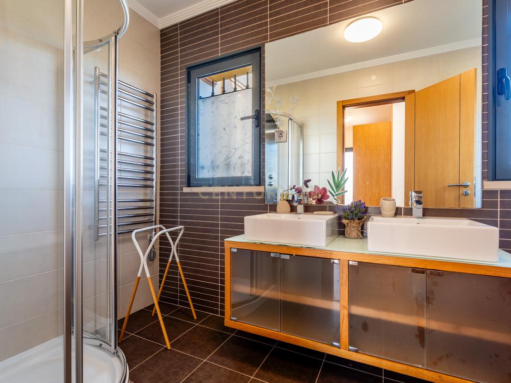 Moradia Unifamiliar de Prestígio | Quinta dos Álamos I Guia – Albufeira | T5 | Piscina | Jardim - Image 24