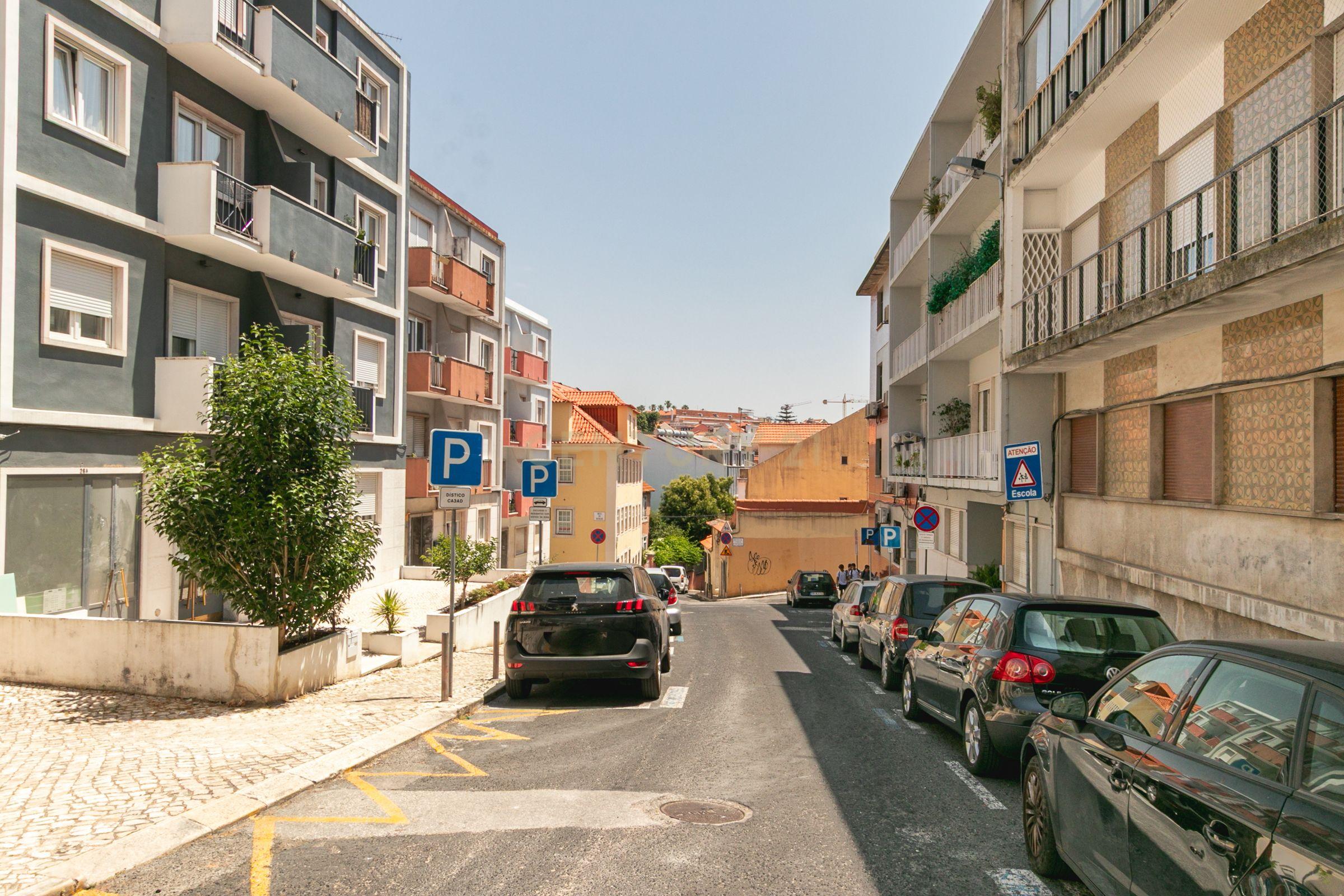 Apartamento T2 Remodelado com Varanda em Campo de Ourique, junto ao Jardim da Estrela - Image 24