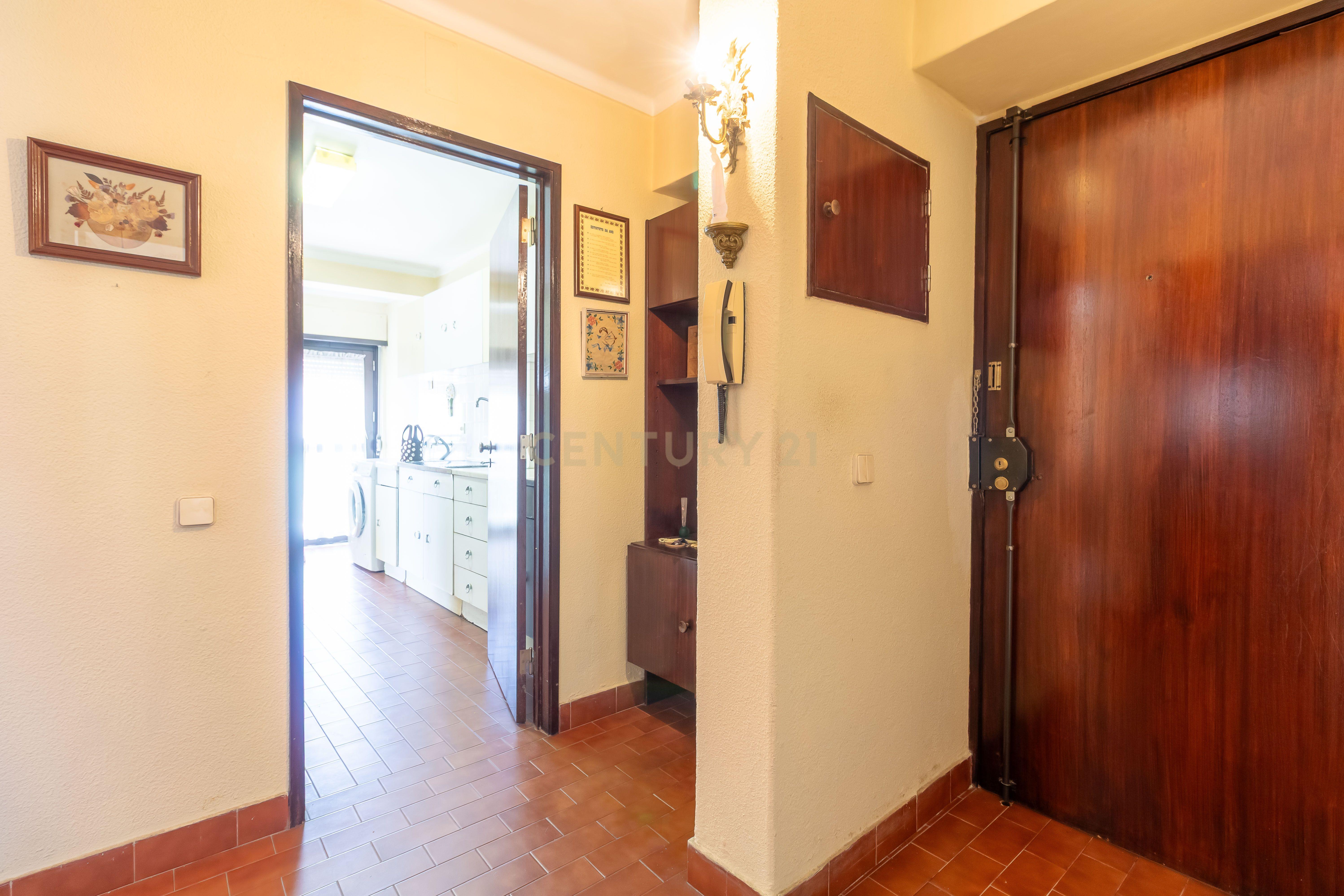 Fotografia 9 de T1 em Caselas com varanda e vista desafogada – Excelente oportunidade para remodelar a gosto