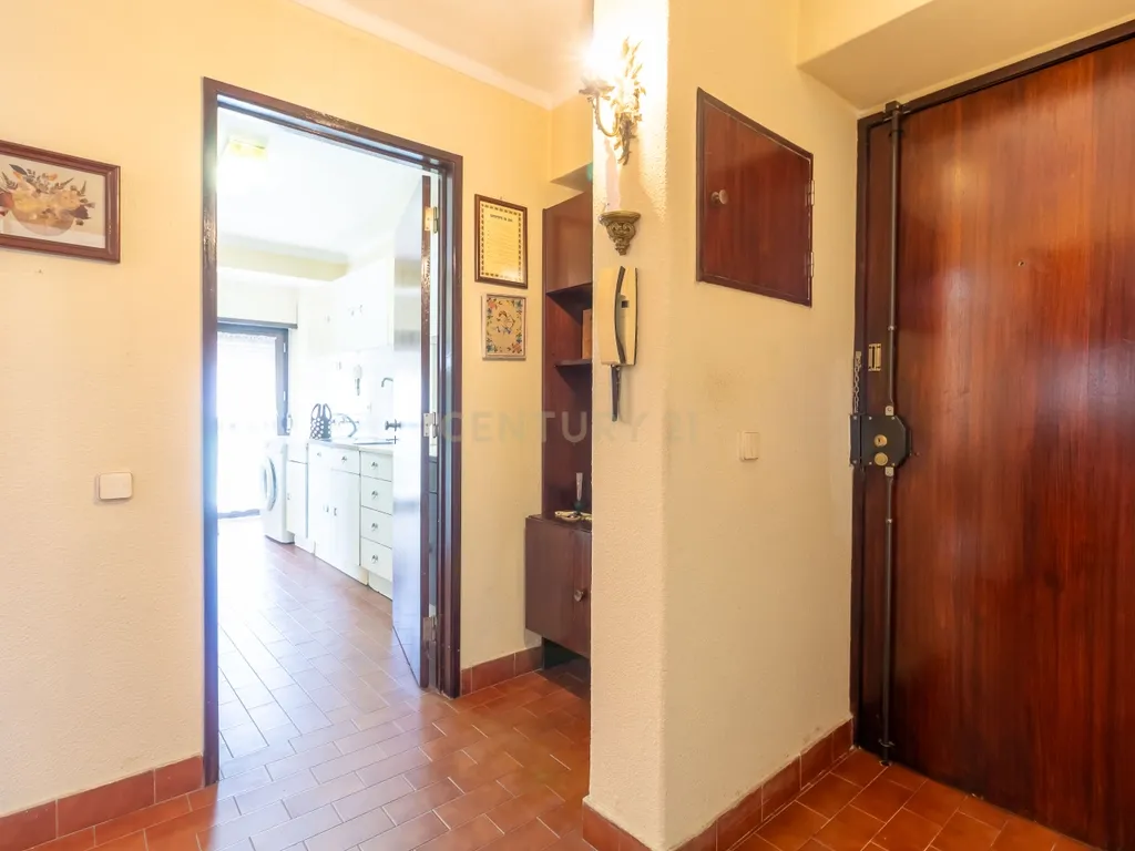 T1 em Caselas com varanda e vista desafogada – Excelente oportunidade para remodelar a gosto - Image 9
