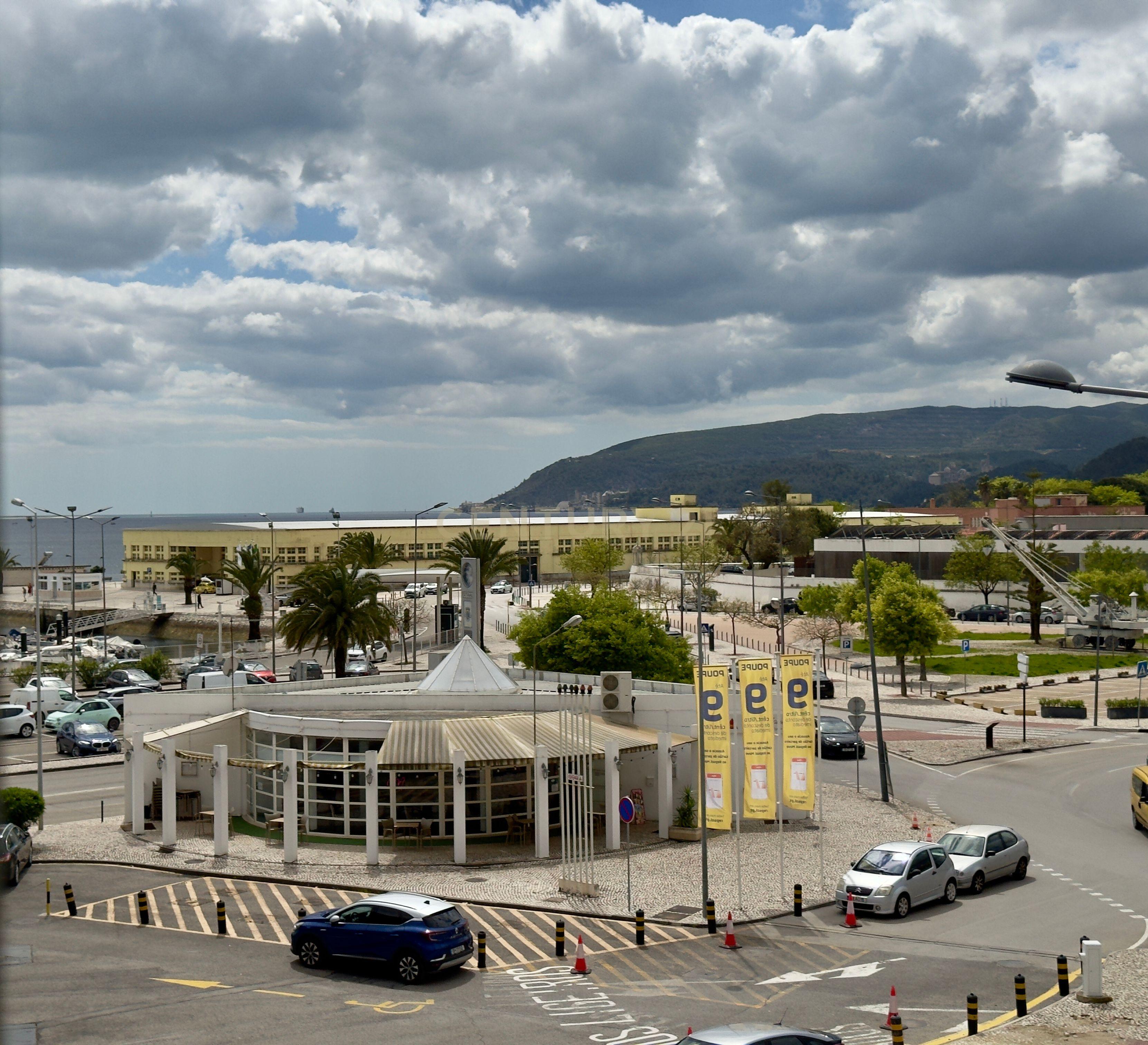 🏡 T3 com Terraço Privativo na Avenida Luísa Todi – Setúbal - Image 24