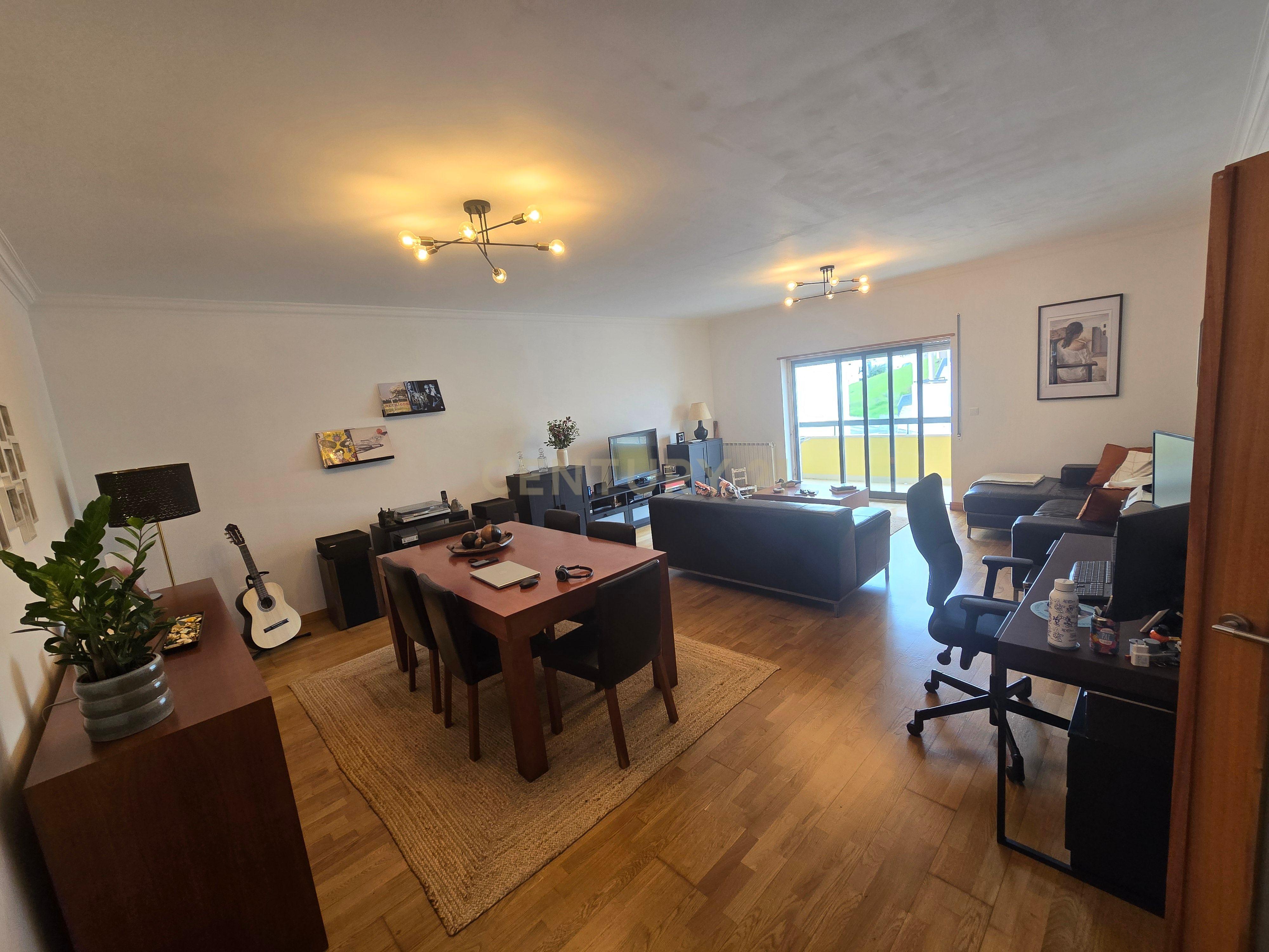 Fotografia 3 de Apartamento T3 com Excelentes Áreas e Garagem na Urbanização Moinho do Guizo – Mina de Água, Amadora