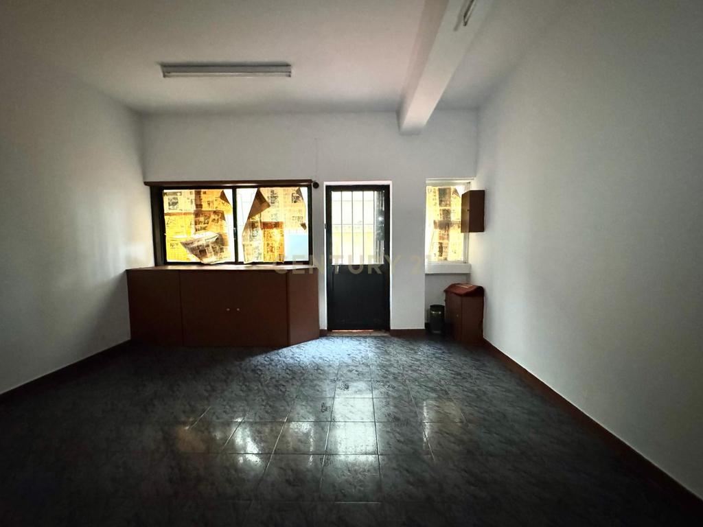 Café/Restaurante com 2 Armazéns e Loja Independente na Av. da República, Gaia - Image 36