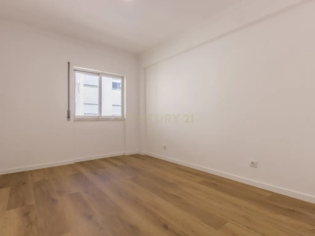 Apartamento T2 Remodelado - Sobreda *RESERVADO* - Image 17