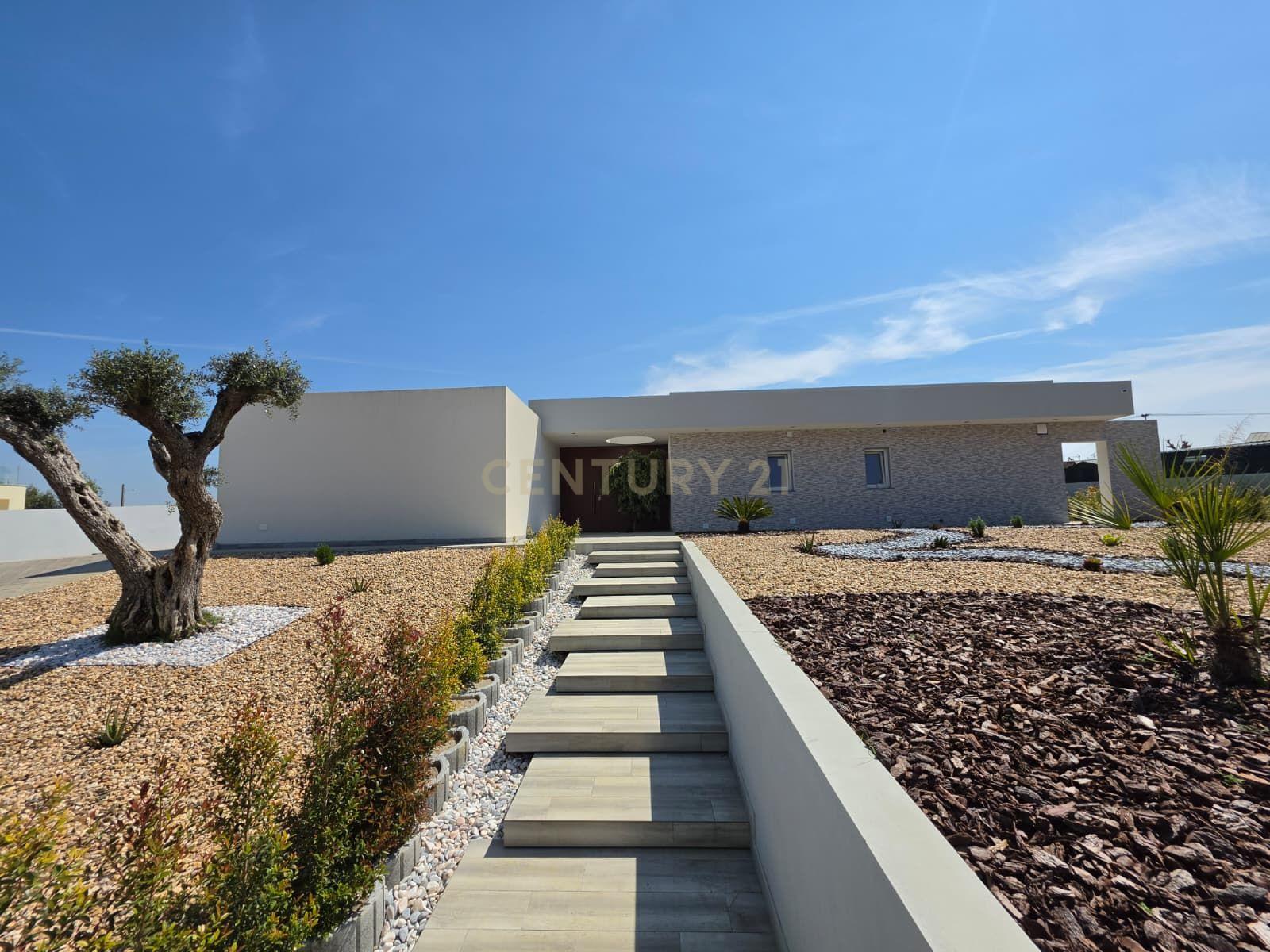 Fotografia 3 de Vila Alegre / Fernão Ferro - Luxuosa moradia isolada térrea de 4 assoalhadas com arquitectura moderna inserida em lote de 2775 m²