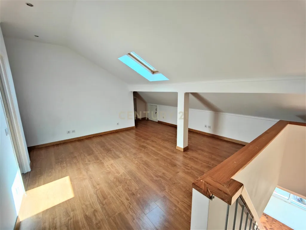 Apartamento T3+1 duplex com vista desafogada e muita luz Natural á Praça de Londres - Image 18