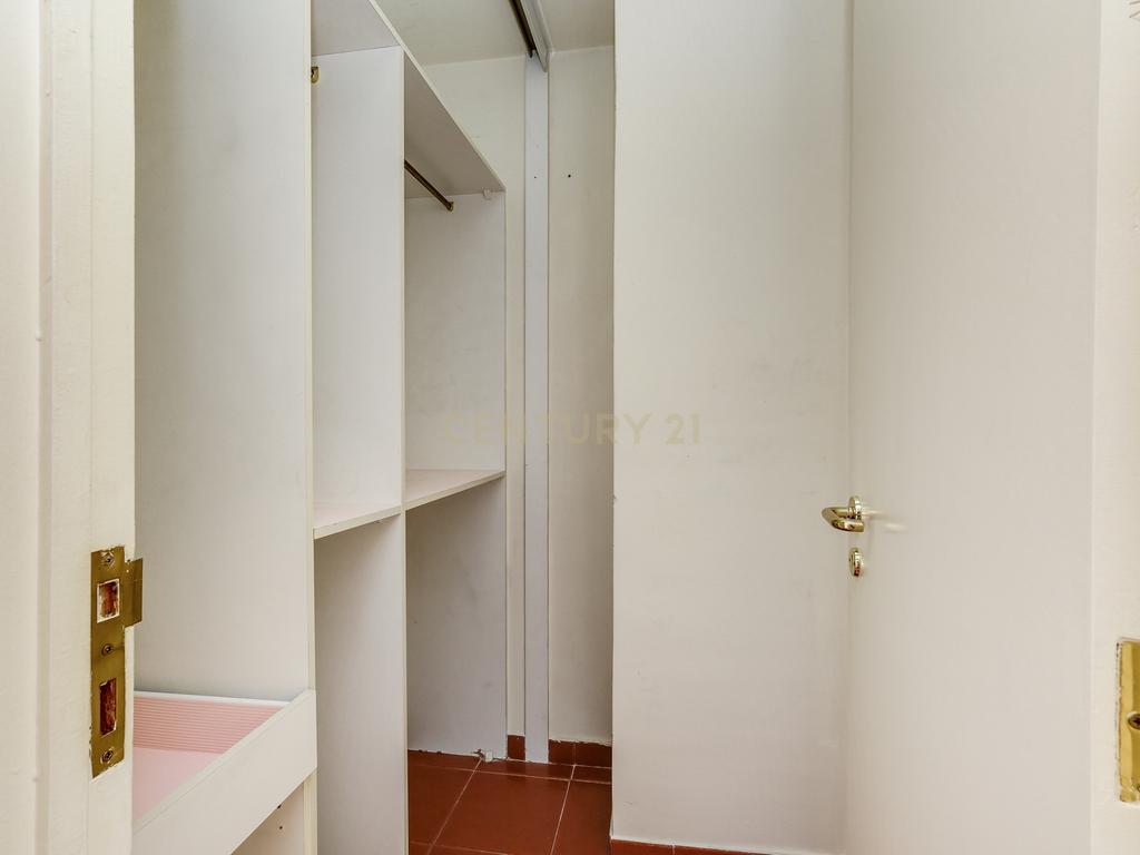 Apartamento T4 Duplex no coração de Telheiras - Image 29