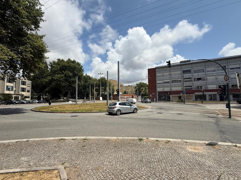 Loja para T1+1 aprovado para habitação, junto ao Metro — oportunidade antes da obra - Image 17