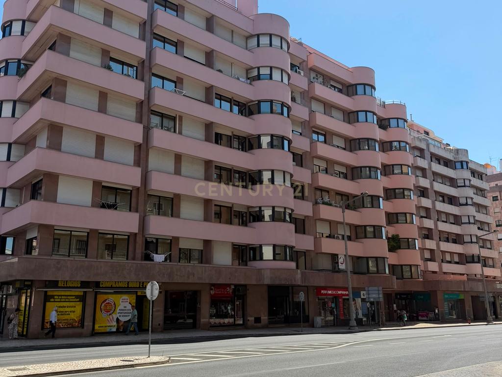 T1 mobilado com 70 m² e garagem junto ao Metro das Laranjeiras - Image 17