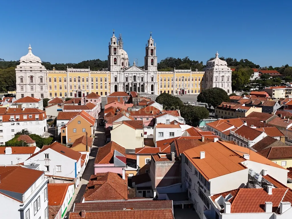Moradia com projeto aprovado para 3 apartamentos no Centro Histórico de Mafra - Image 18