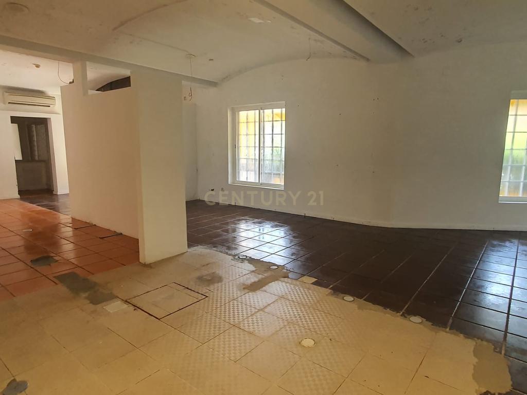 Espaço comercial de 97m2 com esplanada, em São Pedro de Sintra - Image 4