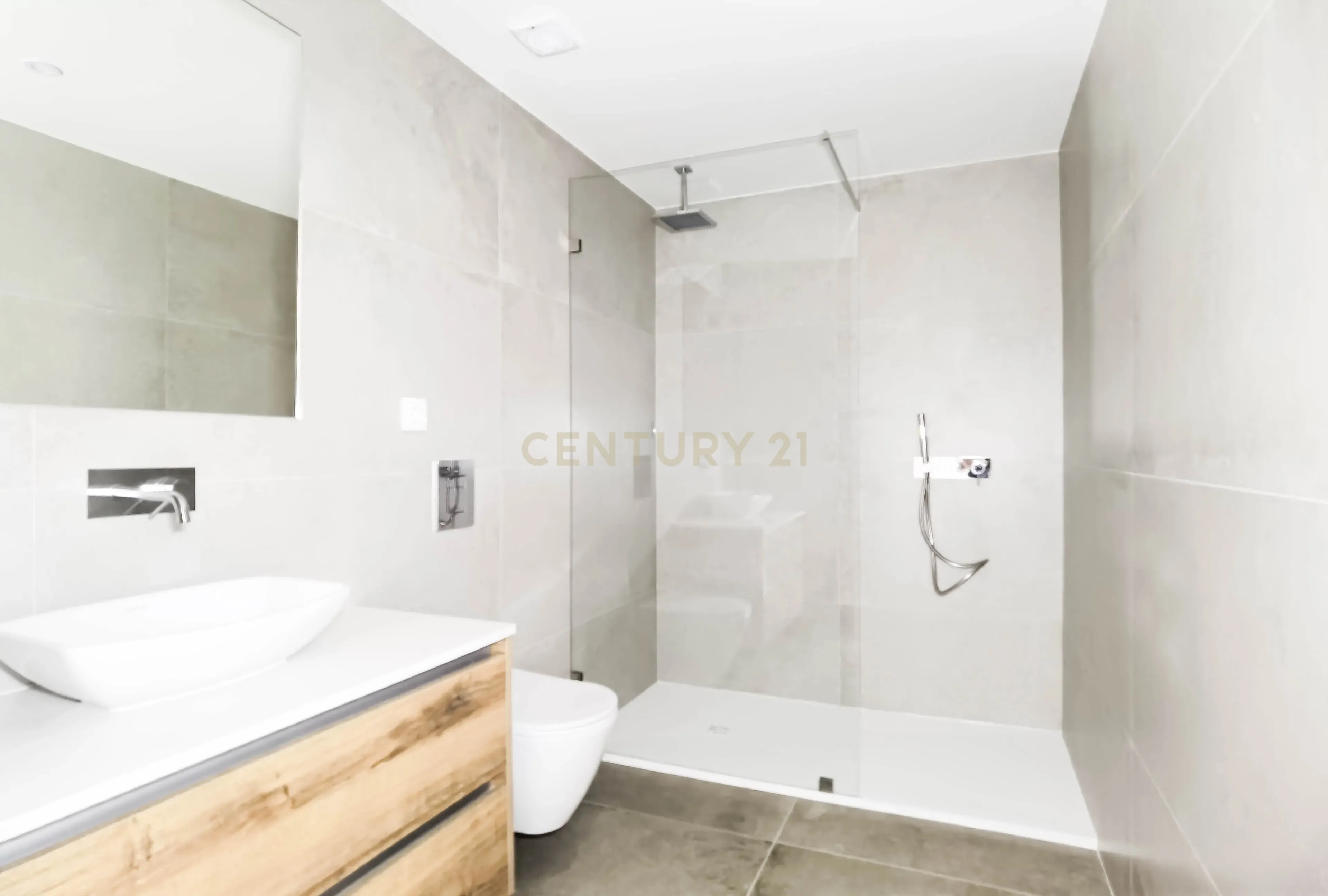 Apartamento T2+1 Duplex com Garagem, Arrumos e Amplas Varandas – Rua Aires Ornelas, Porto - Image 15