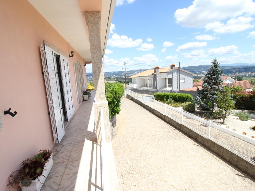 Espetacular Moradia T3 com Jardim e Vista Panorâmica em Paredes - Image 15