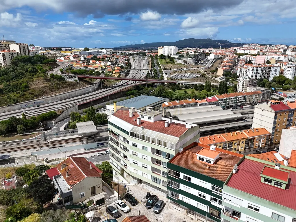T4 Renovado e Luminoso com 50 m² de Varandas Fechadas | Agualva-Cacém - Image 30