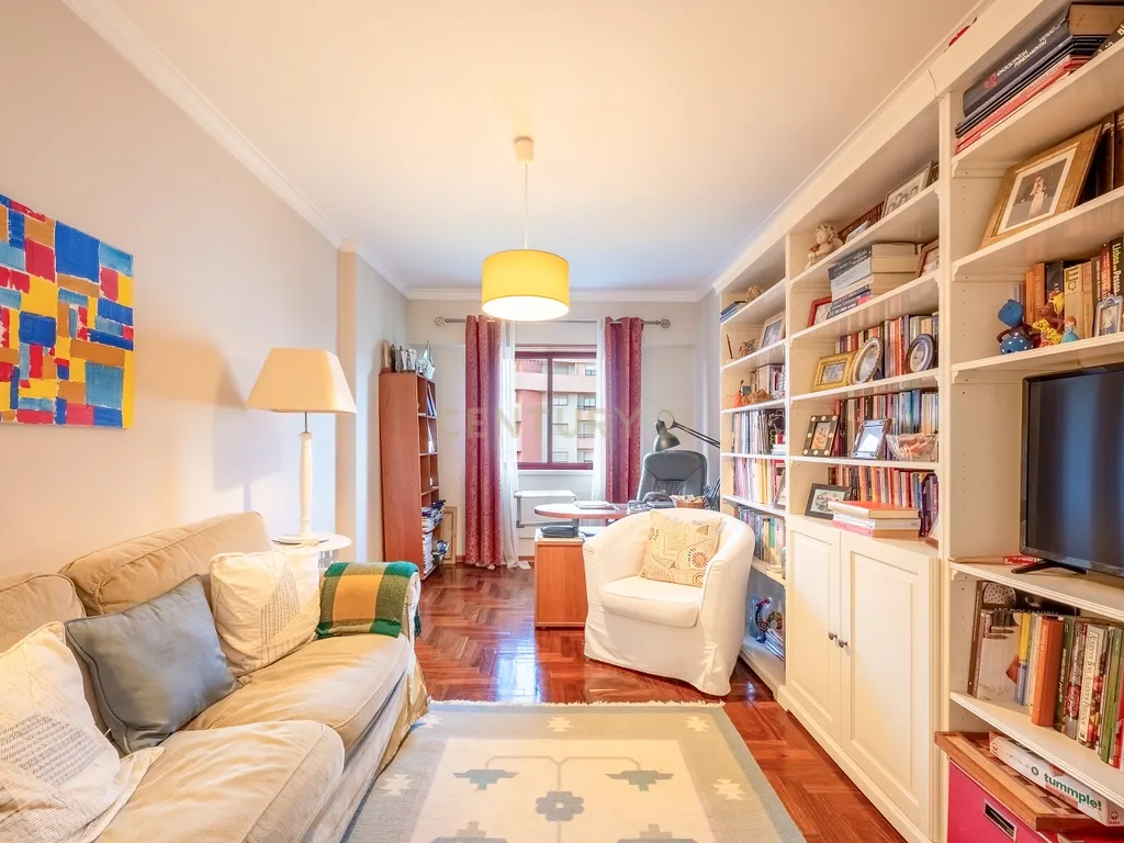 Apartamento T3, com Box de 85 m2 e Arrecadação em Odivelas - Image 8