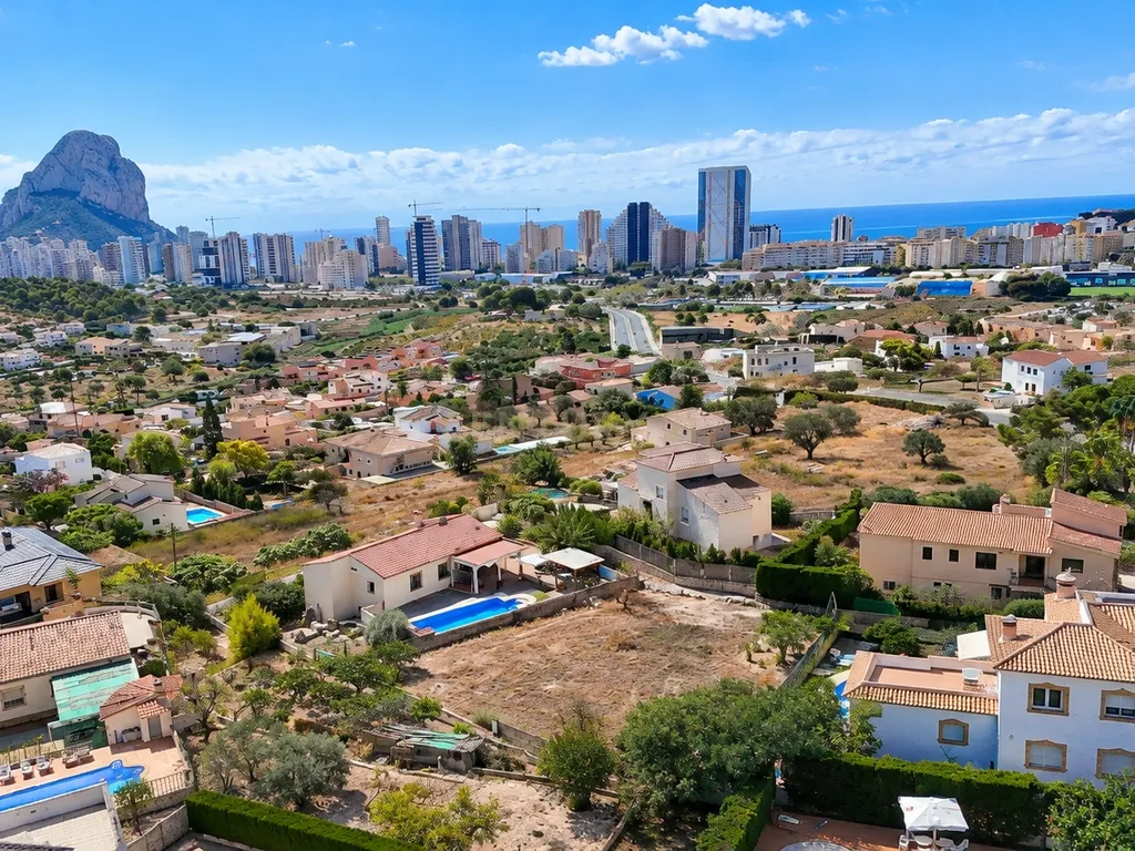 Terreno urbano em Garduix, Calpe, ideal para construir uma moradia independente à medida - Image 1