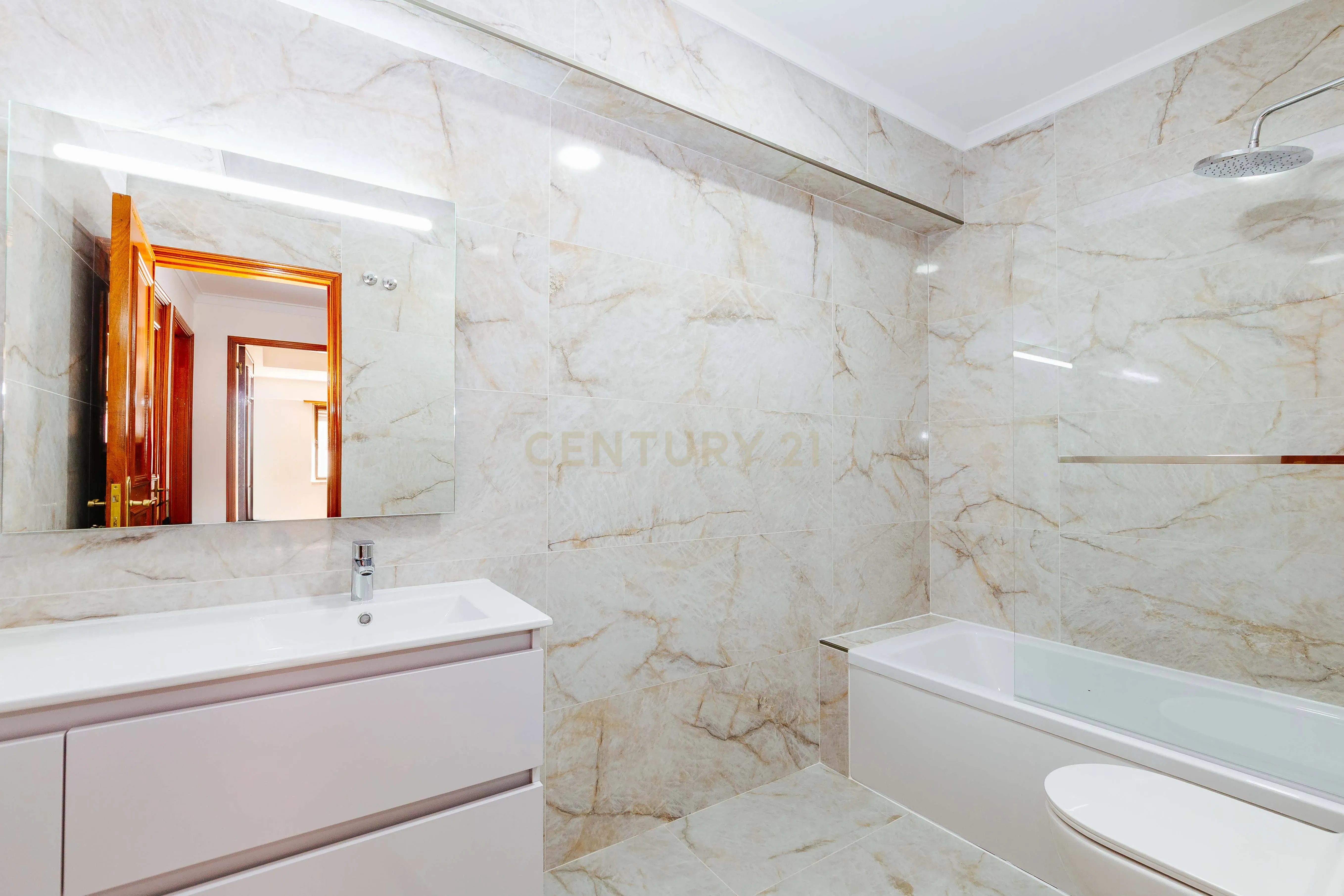 Apartamento T3 Renovado com Vista Rio em Santa Apolónia – Viva no Coração de Lisboa - Image 48