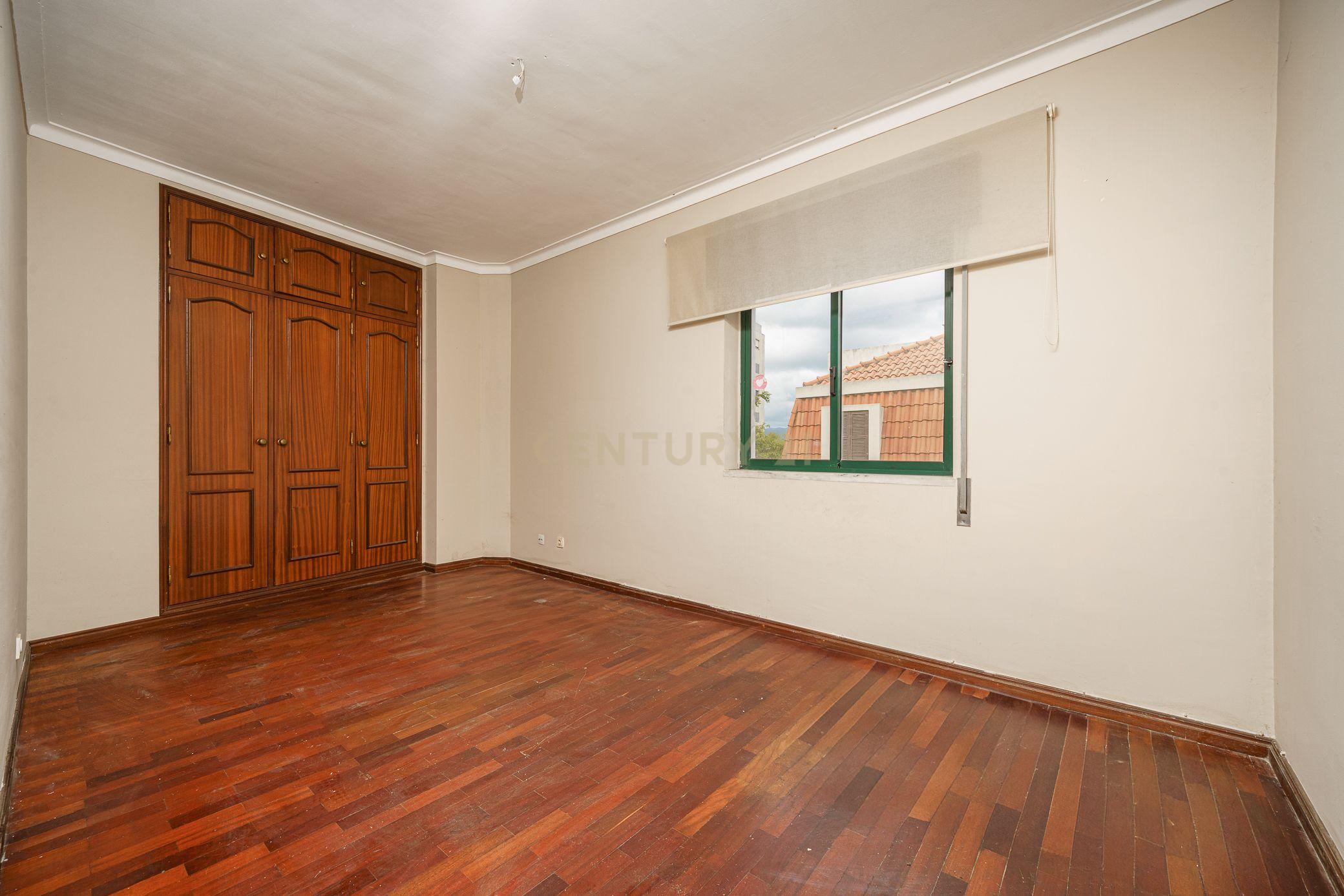 Apartamento T2 com Parqueamento, Varandas e Lareira - Perto do Centro da Cidade - Image 16