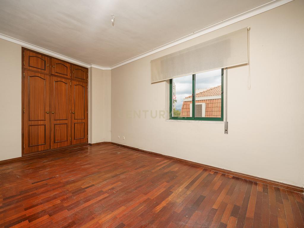 Apartamento T2 com Parqueamento, Varandas e Lareira - Perto do Centro da Cidade - Image 16