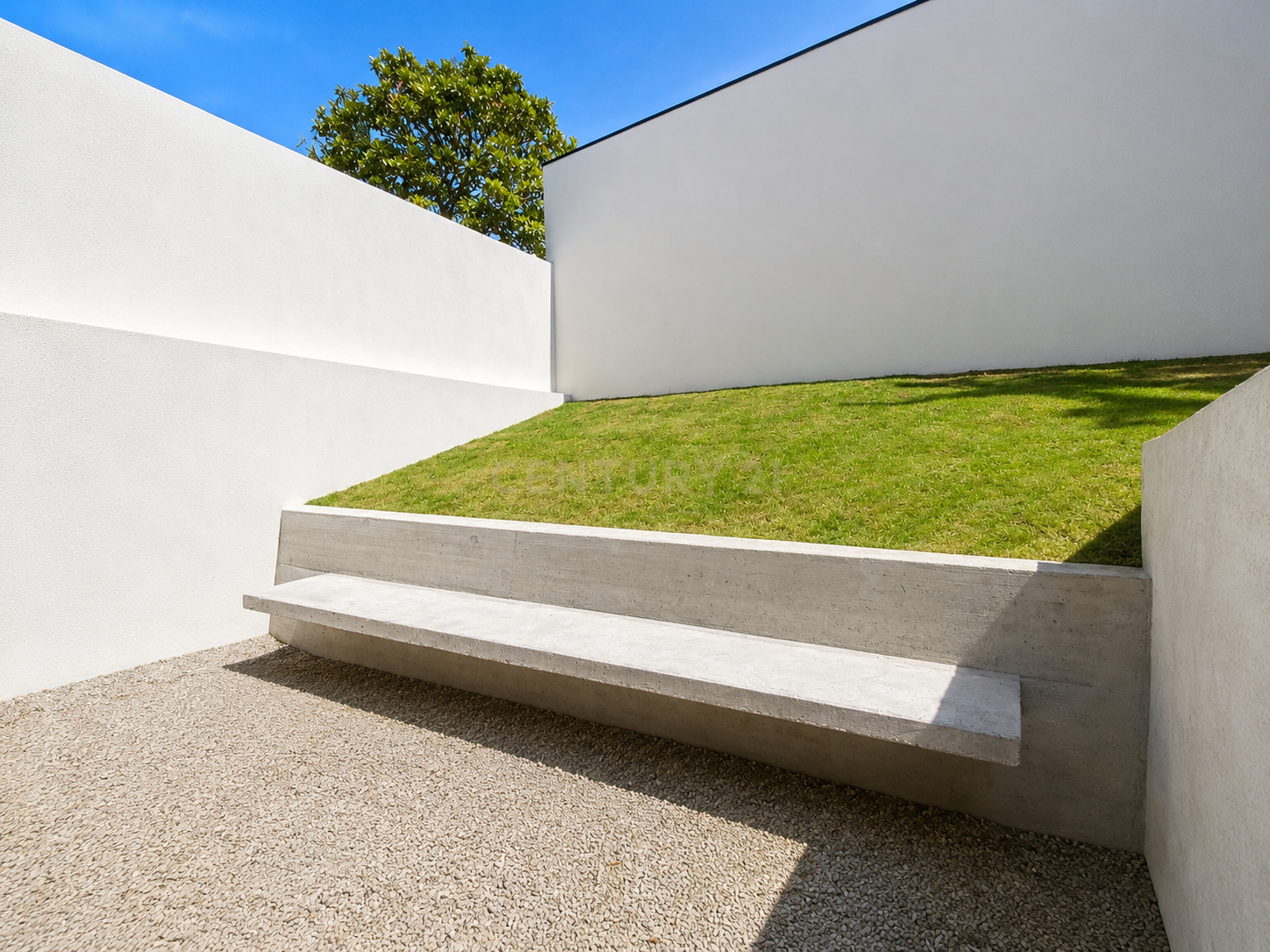 Fotografia 8 de T1+1 Duplex com Pátio e Jardim | FONTEDAMOURA80 | Aldoar