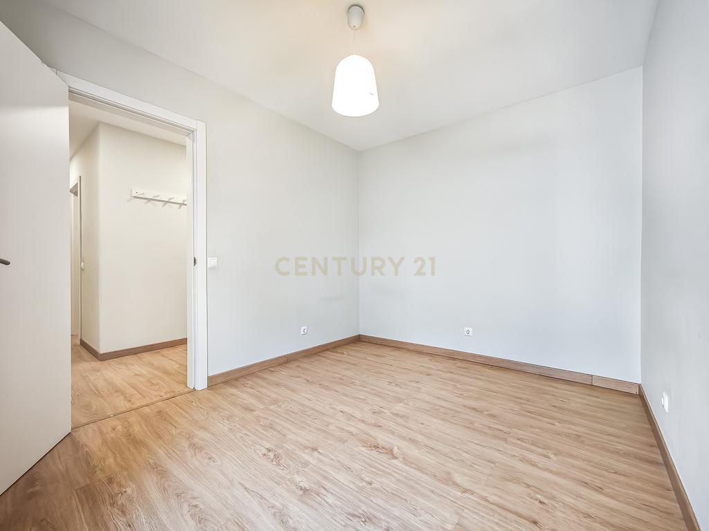 Apartamento Renovado em Cascais com 3 Quartos e Varanda - Image 19