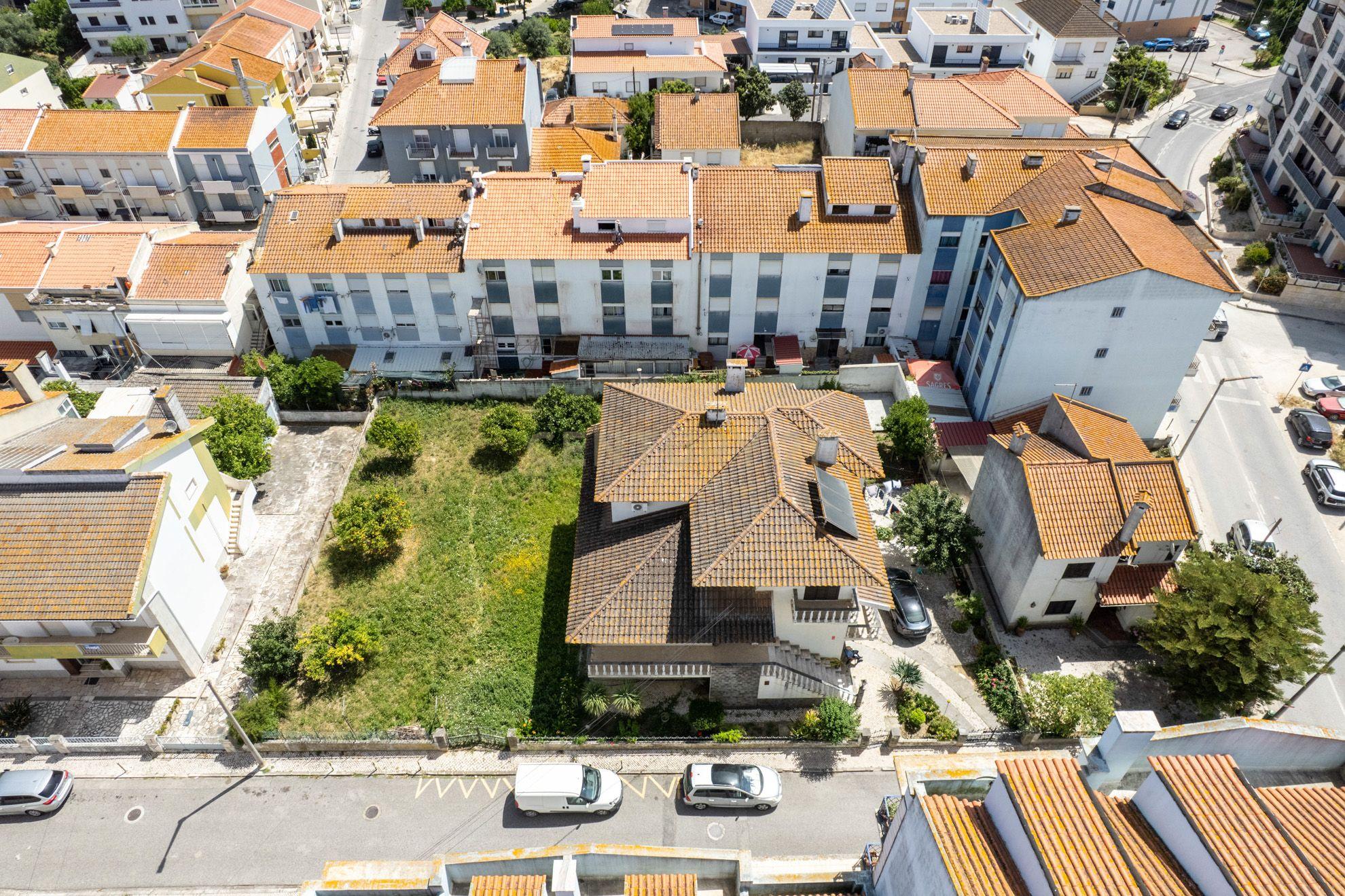 Fotografia 9 de Excelente Moradia T7 no Carregado Inserida num generoso lote de 1.060m².