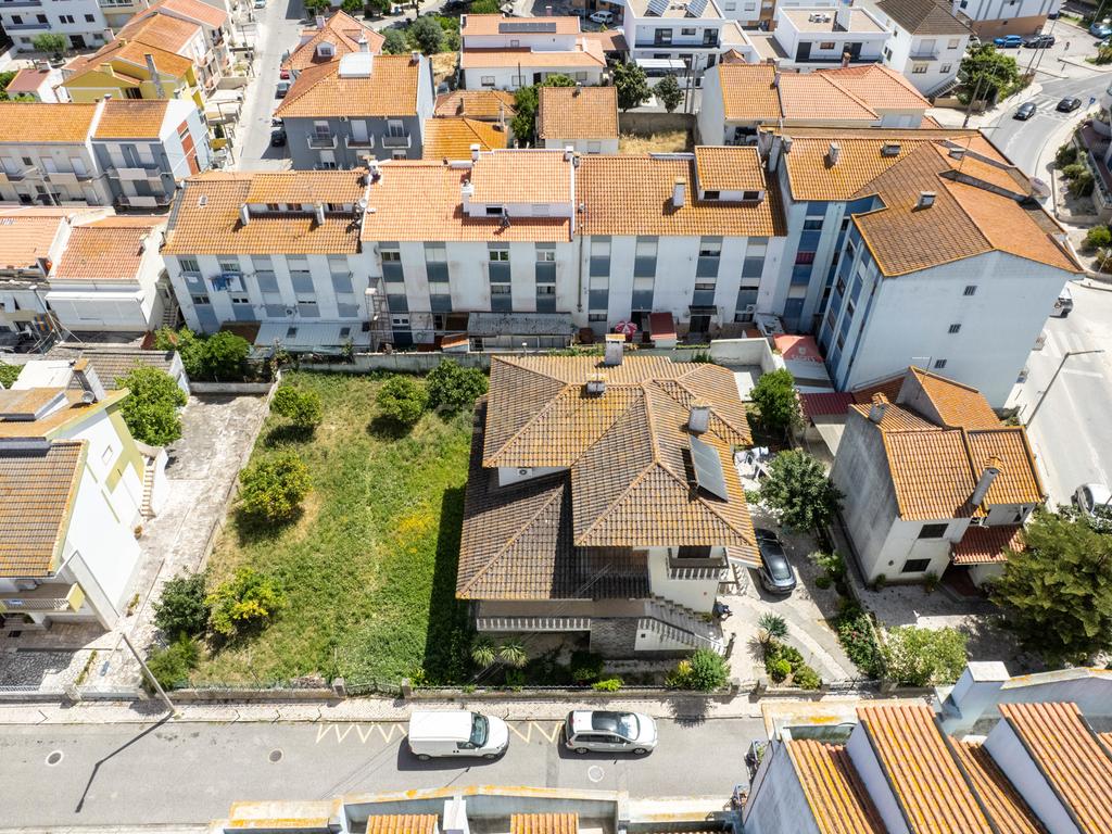 Excelente Moradia T7 no Carregado Inserida num generoso lote de 1.060m². - Image 9