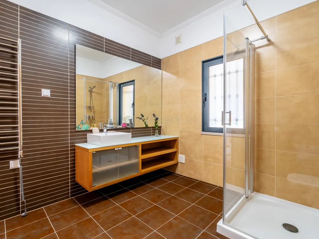 Moradia Unifamiliar de Prestígio | Quinta dos Álamos I Guia – Albufeira | T5 | Piscina | Jardim - Image 15