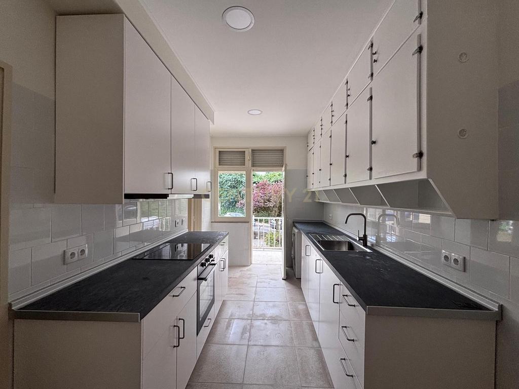 T3+1 Remodelado totalmente com excelentes áreas na carismática e tradicional zona da Estrela - Image 12