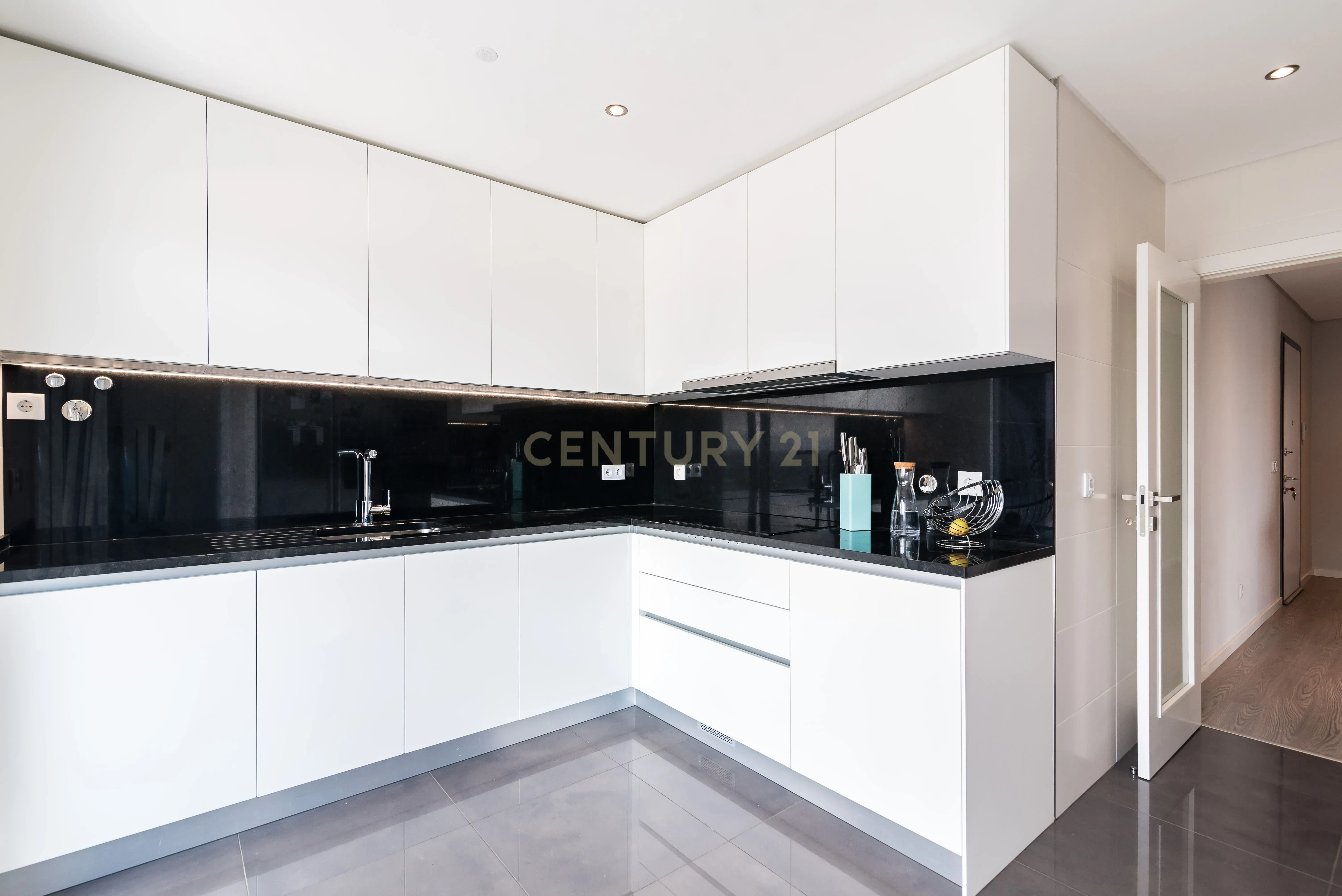 Luxuoso Apartamento T3 em Odivelas com Vista Panorâmica - Image 37