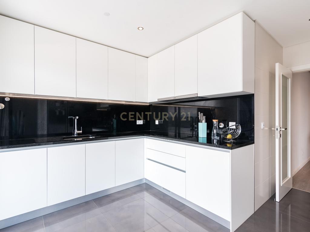 Luxuoso Apartamento T3 em Odivelas com Vista Panorâmica - Image 37