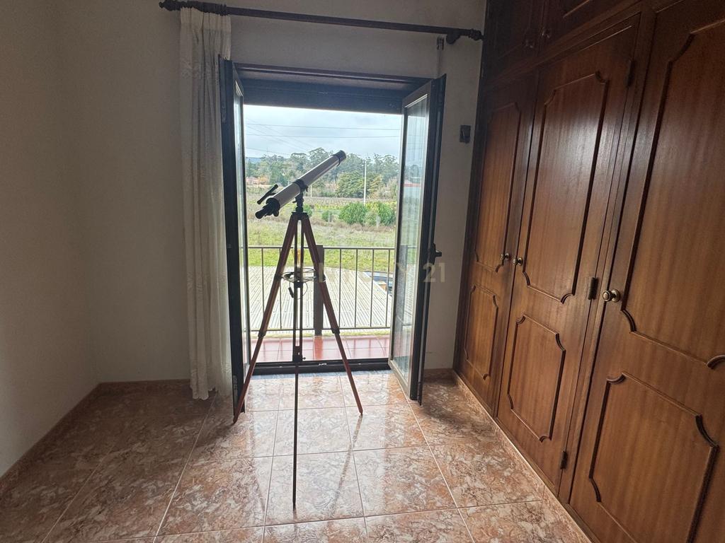 Espetacular Moradia T4 com Jardim e Vista Campestre em Alenquer - Image 32