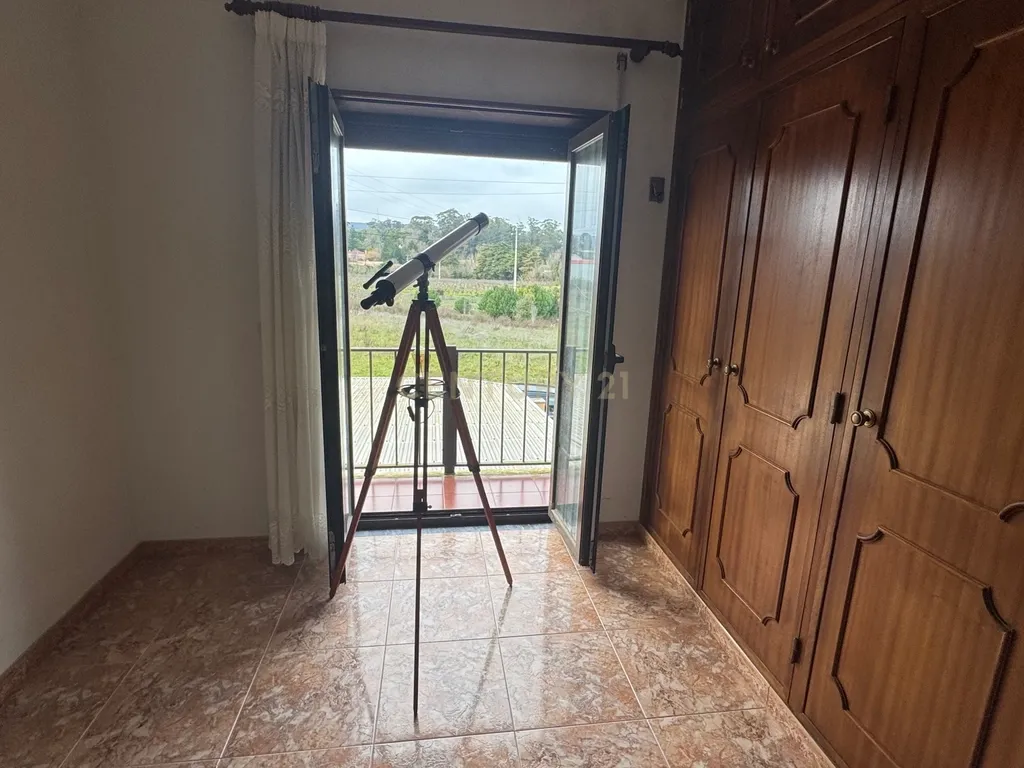 Espetacular Moradia T4 com Jardim e Vista Campestre em Alenquer - Image 32