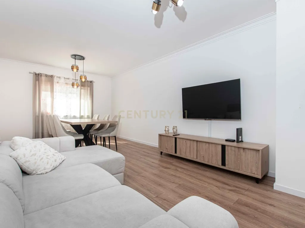 Apartamento T3 com Parqueamento e Arrecadação - Image 3