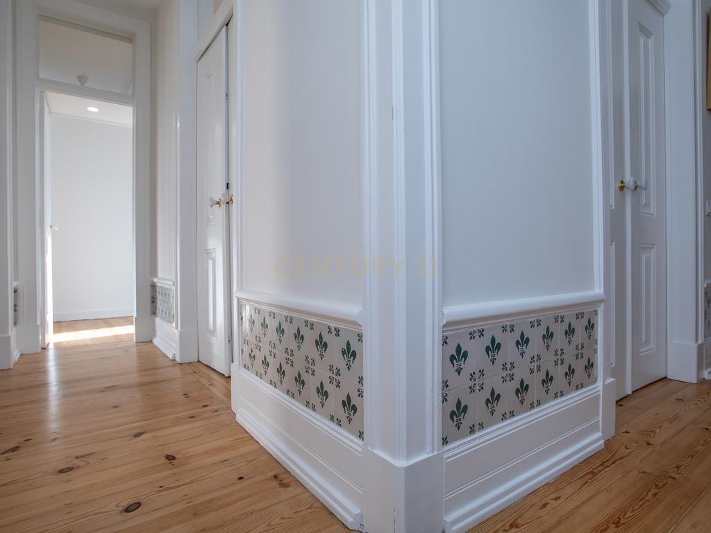 Apartamento Renovado e Mobilado na Av. João Crisóstomo, Lisboa - Image 7