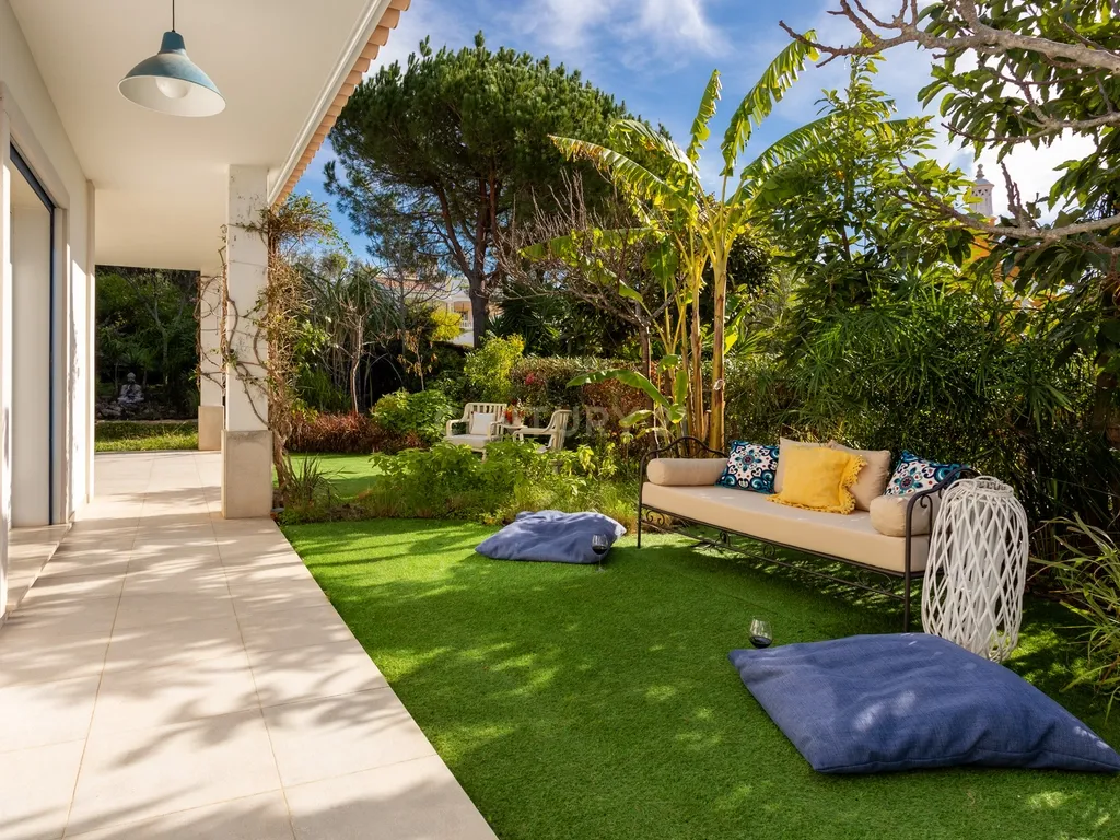 Vivenda exclusiva de construção moderna, 4 suítes, jardim imersivo com lago e viabilidade para piscina. - Image 41