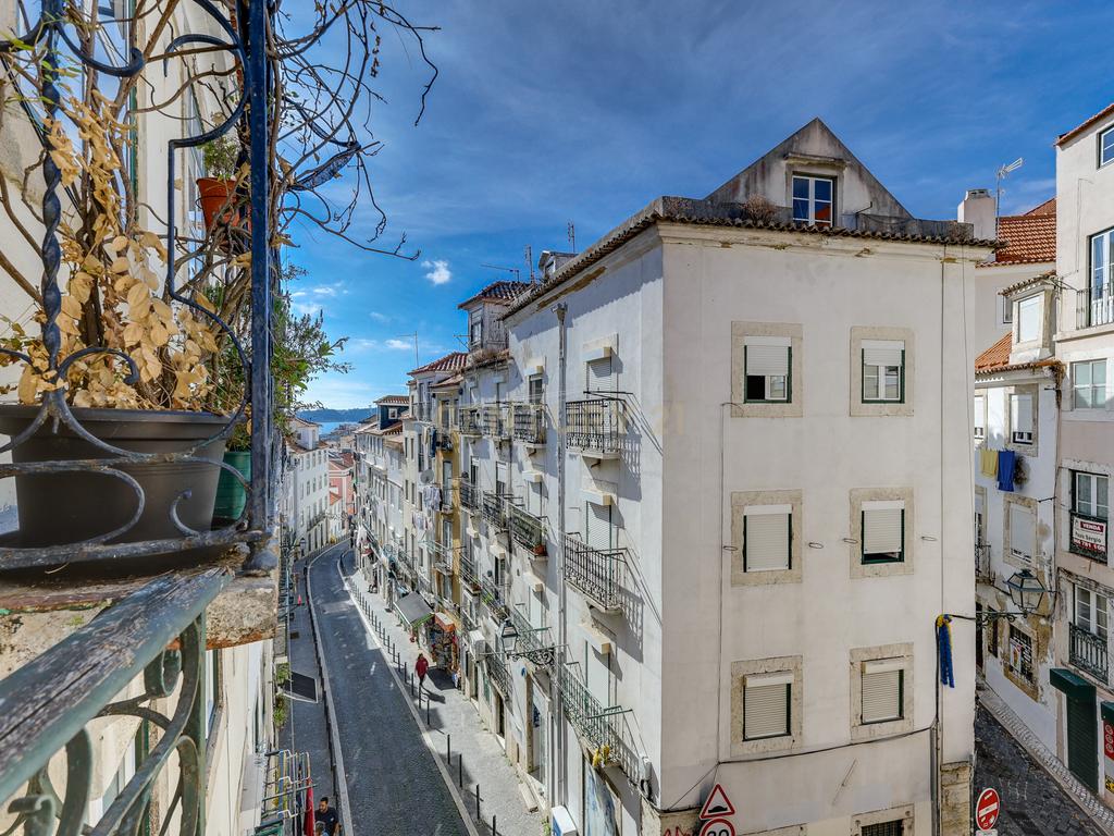 T2 DUPLEX EM ALFAMA COM VISTA PARA ARRENDAR - Image 25