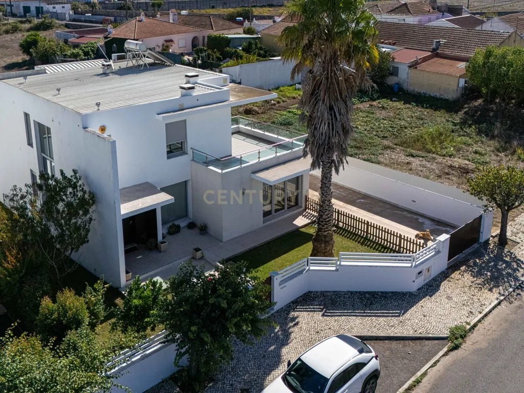 Moradia Isolada de Arquitetura Moderna com Piscina, Jardim e Garagem (Morelena /Pêro Pinheiro) - Image 56